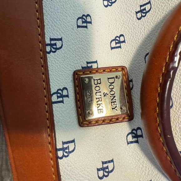 Dooney & Bourke Cream and Tan Shoulder Bag - Picture 3 of 8